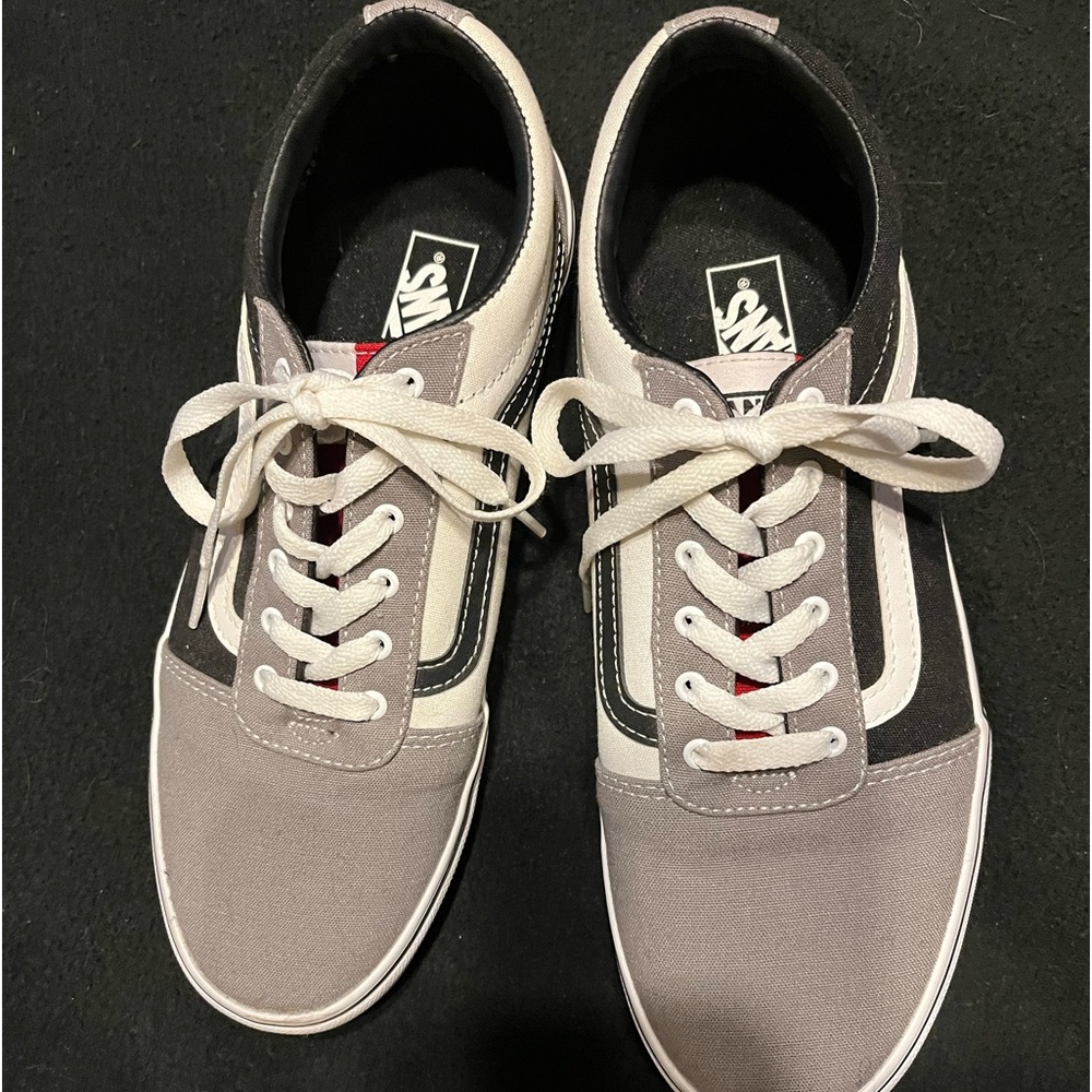 Vans brand new gym shoes, never worn !